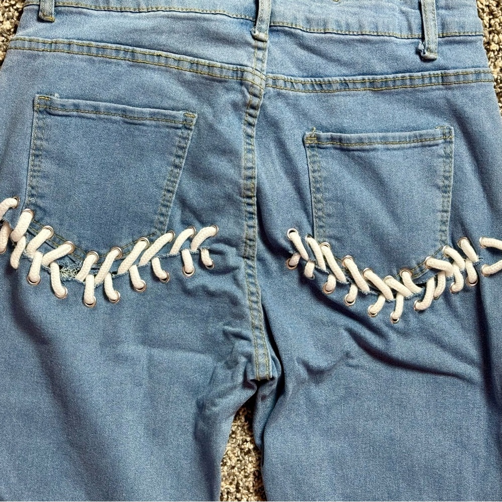 Lightwash Blue Jeans with Unique Shoelace Stitching